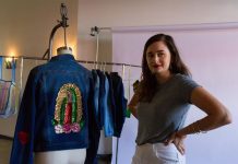 La diseñadora Patty Delgado, creadora de la marca "Hija de tu madre", posa con sus prendas más populares.