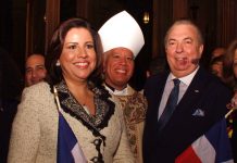 El obispo de la diócesis de Barahona, monseñor Andrés Napoleón Romero Cárdenas, posa junto a la vicepresidenta Margarita Cedeño de Fernández y el cónsul general arquitecto Eduardo Selman, luego de concluir la misa en honor a la Virgen de La Altagracia.