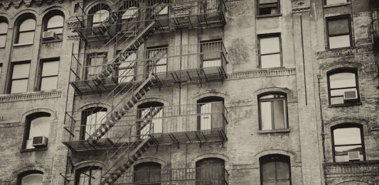 El sector inmobiliario argentino denunció hoy que atraviesa su peor momento de los últimos quince años debido a la elevada inflación y las restricciones impuestas por el Gobierno a la compra y venta de dólares, moneda habitual en las operaciones inmobiliarias en Argentina.