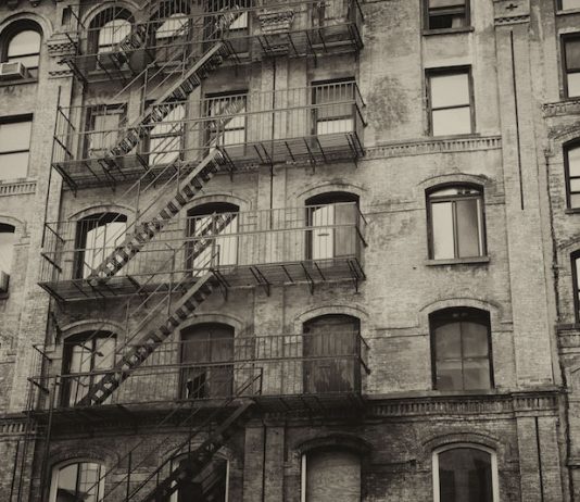 El sector inmobiliario argentino denunció hoy que atraviesa su peor momento de los últimos quince años debido a la elevada inflación y las restricciones impuestas por el Gobierno a la compra y venta de dólares, moneda habitual en las operaciones inmobiliarias en Argentina.