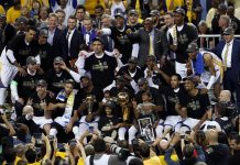 Los jugadores, equipo técnico y familiares de los Warriors de Golden State posan para los fotógrafos tras vencer a los Cavaliers de Cleveland en el quinto partido de las Finales de la NBA en el pabellón Oracle Arena de Oakland, California
