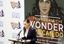 La actriz israelí Gal Gadot posa para los fotógrafos a su llegada a la presentación mundial de la película "Wonder Woman".