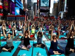 Día Internacional del Yoga Decenas de personas practican yoga para celebrar el Día Internacional del Yoga en la emblemática plaza de Times Square en Nueva York.