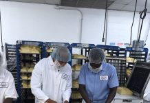 El presidente del condado de El Bronx, Rubén Díaz Jr., durante su visita a la panadería industrial de Zaro’s Family Bakery en Port Morris el 14 de agosto del 2017, trenzó un pan Challah. Zaro's anunció que regresará a Parkchester en el otoño de 2017 y la expansión de Port Morris que incluirá un espacio para la venta de sus productos al detalle.