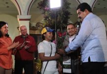 El Gobierno de Venezuela otorgó una casa a la seguidora número cuatro millones de la cuenta en Twitter del presidente Hugo Chávez, @chavezcandanga, que se "disparó" hoy luego de haber anunciado a través de esta red social su retorno al país.