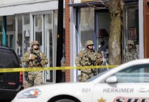 El presunto autor de los tiroteos que ayer causaron la muerte a cuatro personas en el centro del estado de Nueva York murió hoy, tras un asedio de casi 19 horas, cuando agentes especiales asaltaron el edificio en el que estaba atrincherado, informó la policía.