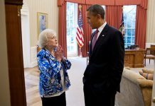 Piden que la "chica de oro" Betty White presente a Obama en la convención