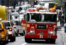 El alcalde de Quito (Ecuador), Mauricio Rodas (i), junto al el jefe de Bomberos de Nueva York, James Leonard, hoy, martes 17 de mayo 2016, en Nueva York (EE.UU.). La ciudad de Quito llegó a un acuerdo hoy con el Departamento de Bomberos de Nueva York para una cooperación técnica de entrenamiento a fin de lidiar con casos de emergencias con recuperación prolongada.