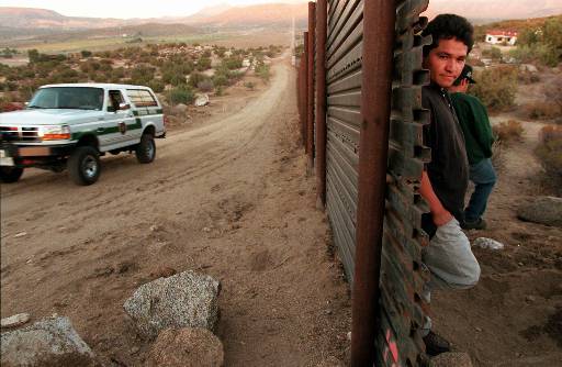 La aplicación "Bienvenidos", diseñada para teléfonos celulares, promete ayudar a cruzar la frontera entre México y Estados Unidos de forma ilegal. (foto archivo)