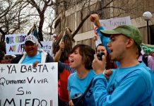 Multitud pide detener deportaciones en Arizona Decenas de personas se manifestaron hoy ante la oficina del Departamento de Policía de Tucson para reclamar el fin de las deportaciones y la separación de familias, que en Arizona (EE.UU.) comienzan muchas veces por una infracción de tráfico, gracias a la ley estatal SB1070.