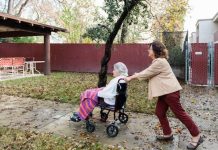 "No hay cura para el Alzheimer, pero hay muchas cosas que se pueden hacer para mejorar la vida de las personas con demencia y sus cuidadores", dijo Gitlin, decana de la Facultad de Enfermería y Profesiones de la Salud de la Universidad de Drexel y presidenta del consejo asesor sobre Alzheimer en el Departamento de Salud y Servicios Humanos (HHS).