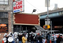 Los doce trabajadores del Sunny Day Car Wash realizaron una protesta el pasado 11 de noviembre para exigir que el patrono les pagara el dinero de salario que les debía de tres semanas de jornada laboral.