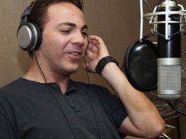 Cristian Castro presenta su nuevo disco El cantante mexicano Cristian Castro publicó hoy su nuevo disco, "Cristian Castro en Primera Fila - Día 1", que incluye sus grandes éxitos interpretados en vivo y temas inéditos como el sencillo "Enamorados".