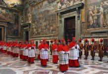 La presencia de varios cardenales acusados de haber tratado de ocultar casos de clérigos pederastas, uno de ellos de Los Ángeles (EEUU), Roger Mahony, ha levantado una oleada de críticas, que ha llevado a la revista católica "Famiglia Cristiana" a preguntar a sus lectores si consideran oportuna su presencia.