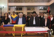 Venezuela sin Chávez será "parecido" a Argentina sin Perón, dice Mujica Tras la muerte del presidente Hugo Chávez, Venezuela va a vivir un proceso "chavista que se va a mantener mucho tiempo", algo "parecido" a lo sucedido en Argentina tras la desaparición de Juan Domingo Perón(1895-1974), opinó hoy el gobernante uruguayo, José Mujica.
