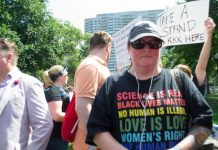 Angela King participa de la marcha en contra del odio en Boston el 19 de agosto. King, ex neo nazi, fue condenada a tres años de cárcel cuando tenía 23 por un crimen de odio. Es co fundadora de Life After Hate. (Melissa Bailey/KHN)