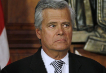Dimite el líder del Senado de Nueva York tras ser arrestado por corrupción El líder de la mayoría republicana en el Senado estatal de Nueva York, Dean Skelos, fue detenido bajo cargos de corrupción.