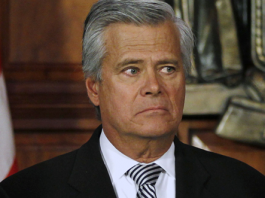 El líder de la mayoría republicana en el Senado estatal de Nueva York, Dean Skelos, fue detenido bajo cargos de corrupción.