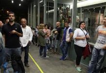 Los venezolanos en España hacen cola para votar y elegir presidente