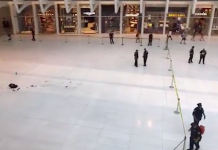Hombre resulta gravemente herido tras caer de un balcón en la estación del WTC Un hombre resultó herido de gravedad tras precipitarse hoy desde un balcón situado a unos 9 metros de altura en la estación del Word Trade Center de Nueva York,