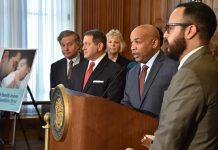 Asamblea aprueba proyecto de ley de Licencia Familiar El presidente de la asamblea, Carl Heastie, y las asambleístas Cathy Nolan y Michele Titus anunciaron la aprobación de una legislación que dará a los trabajadores de Nueva York hasta 12 semanas anuales de licencia con salario cuando tengan que cuidar de un familiar en necesidad. (Cortesía de la Asamblea de NY)