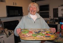 Anne McKinley lucha contra distintas condiciones médicas y hace cuatro años perdió a su marido. Estuvieron casados 59 años. Aun así, se mantiene positiva, activa con familiares y amigos. Adora hornear galletas y comerlas con sus nietos. (Cortesía de Carol McKinley)