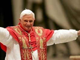 Benedicto XVI se despide oficialmente de los obispos y sacerdotes de Roma Benedicto XVI se despidió hoy de los obispos y sacerdotes de su diócesis, Roma, a los que dijo que aunque renuncia al papado y queda "oculto para el mundo", siempre estará unido a ellos en la plegarias y ellos a él.