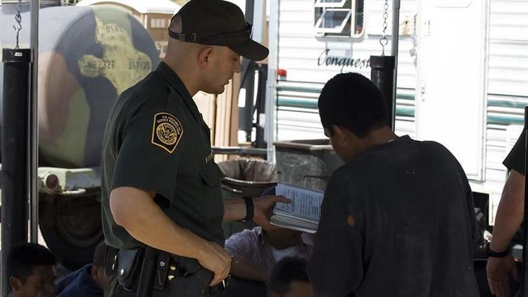  Agentes de la Patrulla Fronteriza sector Tucson decomisaron varias identificaciones falsas del FBI.
