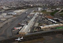 Abre al público el tren de Grand Central al Aeropuerto JFK El FBI (policía federal estadounidense) emitió hoy un llamamiento en busca de testigos de un supuesto aparato no tripulado que se acercó peligrosamente a un vuelo comercial este lunes junto al aeropuerto John F. Kennedy de Nueva York.