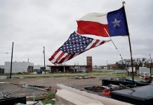 IRS otorga alivio tributario a víctimas del huracán Harvey Vista de las banderas de Texas y de Estados Unidos después del huracán Harvey
