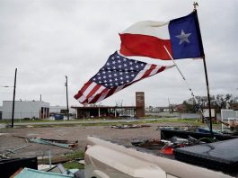 Vista de las banderas de Texas y de Estados Unidos después del huracán Harvey