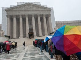Cientos de personas se concentraron hoy ante el Tribunal Supremo de EE.UU. en Washington para presionar a favor de una resolución por parte de la máxima instancia de la Justicia estadounidense que avale la constitucionalidad de los matrimonios homosexuales.