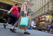 Economía de Estados Unidos sigue "en recuperación", según la Casa Blanca La economía estadounidense está "en recuperación", pero "no está recuperada" todavía, afirmó hoy Alan Krueger, presidente del Consejo de Asesores Económicos de la Casa Blanca, y alertó al Congreso sobre la importancia de evitar los recortes automáticos de gasto previsto para el 1 de marzo.