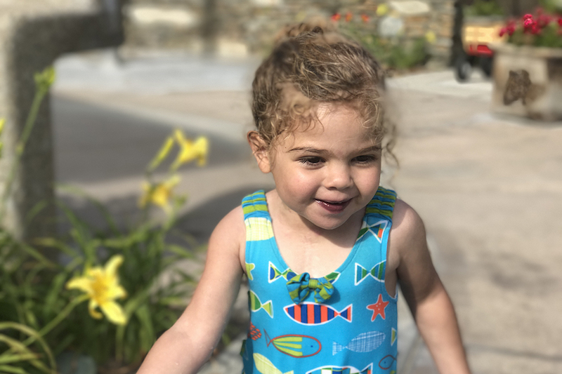 Jasmine Winning, de 2 a&ntilde;os, de Santa Clarita, California, tiene una condici&oacute;n card&iacute;aca cong&eacute;nita por la que tendr&aacute; que tener su tercera cirug&iacute;a el a&ntilde;o pr&oacute;ximo. La aseguradora de su familia ya no operar&aacute; en 2018 en el estado, y su familia no sabe si el nuevo plan cubrir&aacute; la cirug&iacute;a. (Cortes&iacute;a de Joanna Joshua)