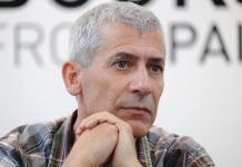 El escritor español José Ovejero ha sido galardonado con el Premio Alfaguara de Novela 2013, dotado con 175.000 dólares y una escultura de Martín Chirino, por la obra La invención del amor, presentada bajo el título Triángulo imperfecto y con el seudónimo Doppelgänger.