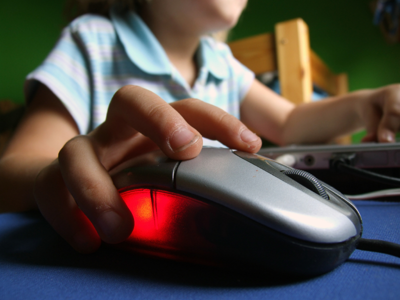 Miles de ni&ntilde;os acceden a internet por primera vez cada d&iacute;a, lo que les expone a una avalancha de peligros. (foto archivo)