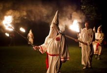 Trump: ícono de la supremacía blanca Miembros de la orden de los Caballeros de la Brigada Rebelde del Ku Klux Klan (KKK) encienden una antorchas durante una ceremonia en una propiedad privada.