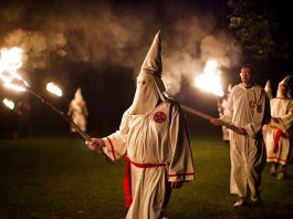 Trump: ícono de la supremacía blanca Miembros de la orden de los Caballeros de la Brigada Rebelde del Ku Klux Klan (KKK) encienden una antorchas durante una ceremonia en una propiedad privada.