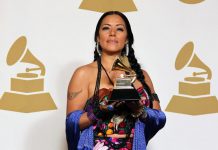 La cantante de música folclórica mexicana Lila Downs celebró el premio Grammy que ganó este domingo en la categoría Mejor Álbum Regional Mexicano, un galardón que comparte con sus colegas del género.