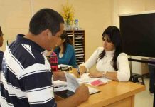 Miles de hispanos se encuentran atrapados en un "doble limbo legal" en EE.UU.