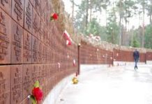 EE.UU. supo de la matanza rusa de polacos en Katyn, pero la encubrió