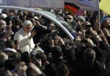 Hoy es el último día del papado de Benedicto XVI, quien abandonará el Vaticano a las cinco de la tarde hora de Roma (16.00 GMT), tres horas antes de que sea firme su renuncia al Pontificado y comience la Sede Vacante.