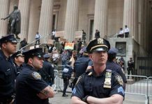La policía neoyorquina detiene a una decena de "indignados" en Wall Street