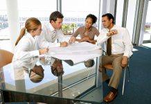Trabajar de pie, la receta para no morir sentado Pasar las horas sentado en la oficina es una actividad que perjudica seriamente a la salud según avalan numerosos estudios que ensalzan los beneficios de trabajar de pie para hacer frente al sedentarismo, una moda que se abre camino en EEUU pero que tampoco está exenta de riesgos.