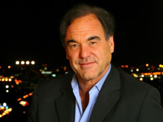Oliver Stone asegur&oacute; que "jam&aacute;s" har&iacute;a una pel&iacute;cula como la exitosa "American Sniper" (2014), de Clint Eastwood, porque solo se dedica a ensalzar lo estadounidense "sin tener en cuenta la otra parte". (foto archivo)