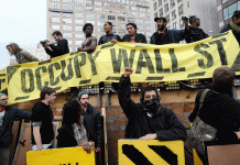 Los "indignados" llegan a Wall Street para celebrar segundo mes de protestas