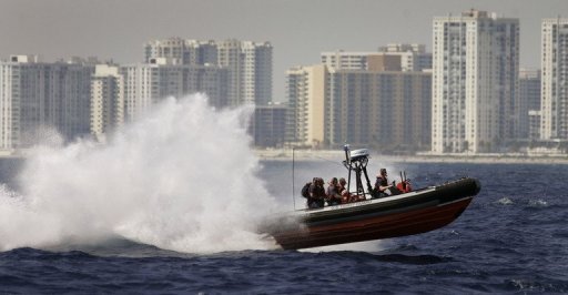  La Guardia Costera de Estados Unidos entreg&oacute; a las autoridades a 22 inmigrantes de varias nacionalidades y dos sospechosos de trata de personas que fueron interceptados en una embarcaci&oacute;n al este de West Palm Beach.