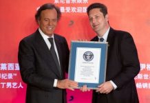 Julio Iglesias recibe trofeo Guiness Récords Un incombustible Julio Iglesias recibió hoy en Pekín el trofeo Guinness Récords al artista latino que más discos ha vendido en el mundo, premio con el que inaugura una gira asiática en la que, desde la próxima semana, estará acompañado de su mujer y sus hijos.