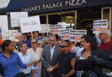 Hecatombe de pequeños negocios continua en la Ciudad de Nueva York PIZZERIA ‘Caesar’s Palace Pizza’ del lado Oeste del alto Manhattan, fue obligada a cerrar después de 36 años de operaciones porque el propietario (landlord) le duplicó la renta. En la foto: protesta de su propietario Dimitri Vezirakis y aspirante a concejal, Mel Wymore, con vecinos.