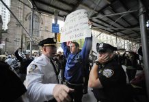 Desalojan por la fuerza el campamento de los manifestantes en Wall Street
